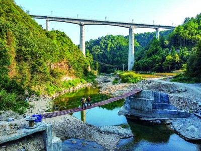 大山深处的铁路值守员