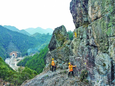 大山深处的铁路值守员