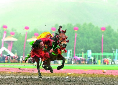 青海玉树赛马节活动开幕