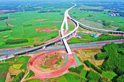 广西南宁：上横高速公路建设忙