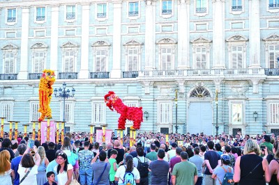 马德里街头上演高桩醒狮