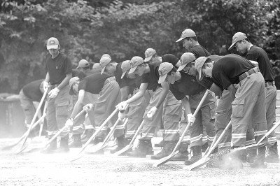 闻汛而动、暖心安置、合力重建