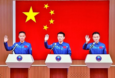 “为了梦想，为了祖国”——神舟十七号航天员乘组见面会直击
