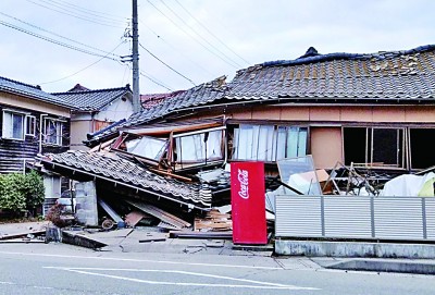 日本强震引发海啸火灾