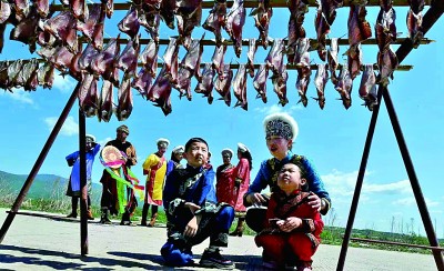 黒竜江省撫遠市烏蘇鎮捕ジハーチョル族村：漁は振興曲を歌う