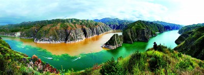 临夏世界地质公园：大河绕丹崖 万峰立河州