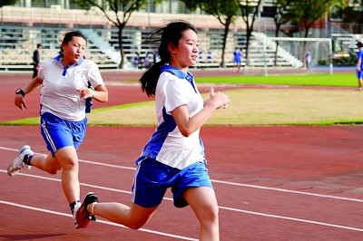 “体育课上的笑容越来越灿烂了”——广东深圳确保“每天一节体育课”得到有效实施