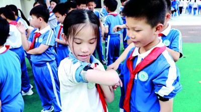 “体育课上的笑容越来越灿烂了”——广东深圳确保“每天一节体育课”得到有效实施