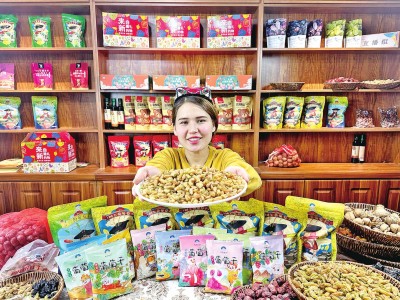 新疆吐鲁番市高昌区亚尔镇新城西门村：饱满的葡萄 串起充实的生活