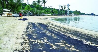 石油泄漏导致新加坡海滩污染