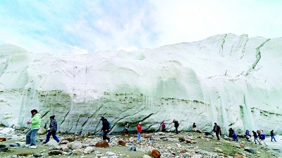 雪岭冰峰耀高原