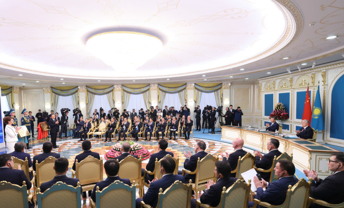 习近平同哈萨克斯坦总统托卡耶夫共同出席两国文化中心和北京语言大学哈萨克斯坦分校揭牌仪式