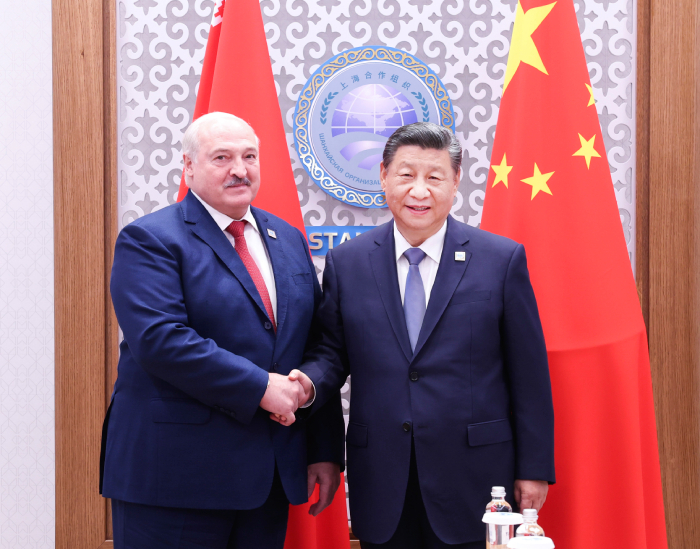 习近平会见白俄罗斯总统卢卡申科
