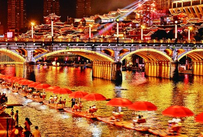 一河夜色起 客从八方来