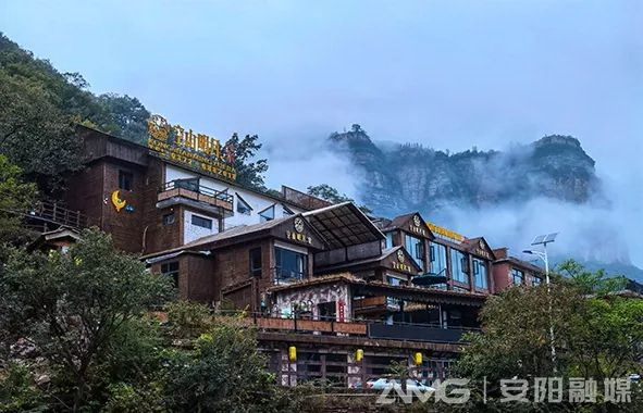 渠水、山碑、红旗，映照初心