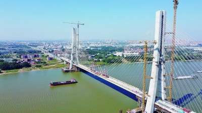 广湛高铁佛山特大桥跨东平水道斜拉桥合龙