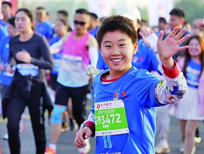 2024郑州马拉松赛鸣枪开跑