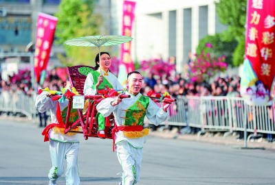 四川华蓥举行“滑竿抬幺妹”非遗展演比赛活动