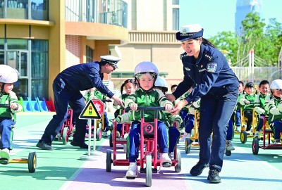 迎接“全国交通安全日”