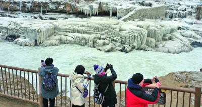 黄河壶口瀑布现“冰瀑玉壶”景观