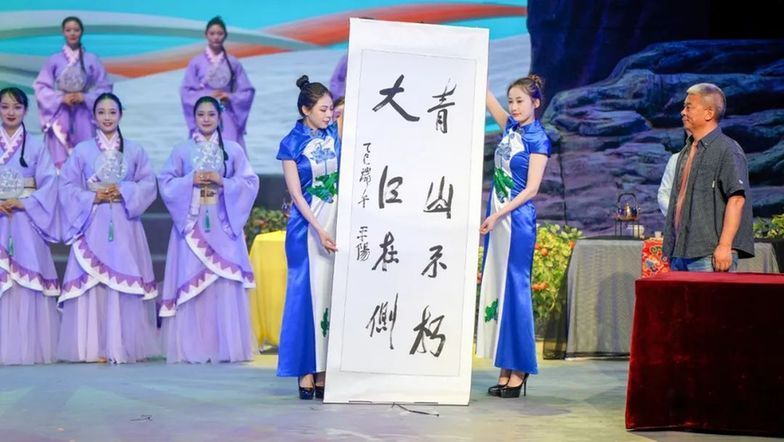“诗咏中华民族母亲河”端午诗会在湖北秭归举办