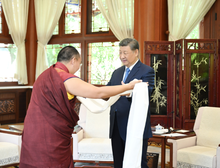 习近平接受班禅额尔德尼·确吉杰布拜见