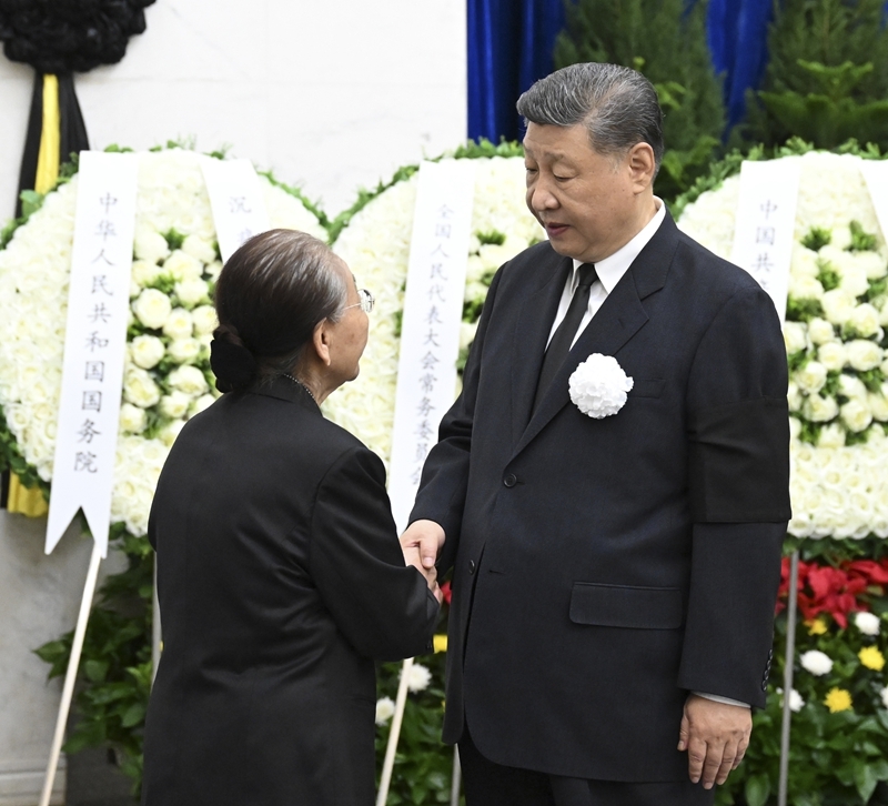 热地同志遗体在京火化
