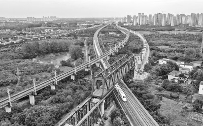 新建沪宁合高铁千吨钢桁梁顺利跨越沪蓉铁路