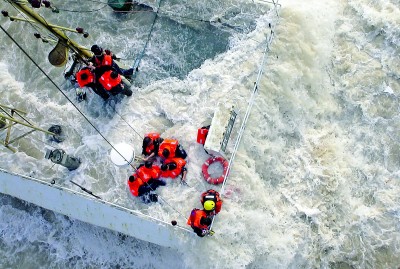 海上“逆行者”——中国救助打捞队伍的冲锋时刻