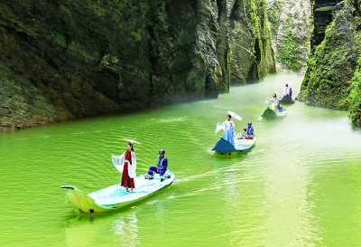 湖北恩施：暑期旅游持续升温