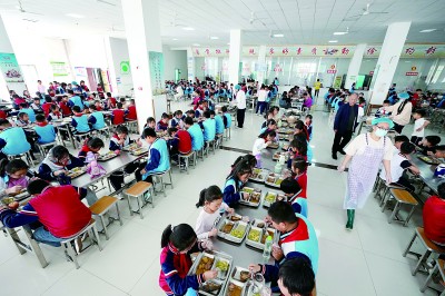 守好一校餐桌 护佑一代成长