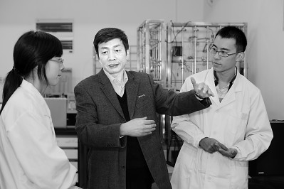 福州大学光催化研究所团队：追光逐梦，步履不停