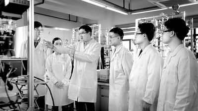 福州大学光催化研究所团队：追光逐梦，步履不停