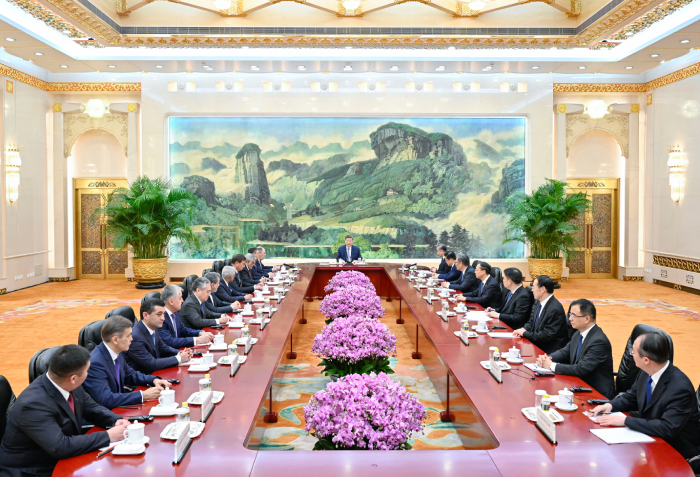 习近平集体会见上海合作组织成员国外长理事会会议外方代表团团长