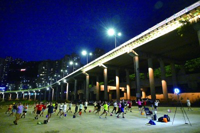 被想象力点亮的桥下空间