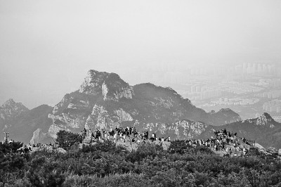 暑期泰山游客旺