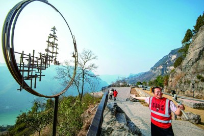 长江畔的网红公路
