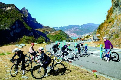 长江畔的网红公路