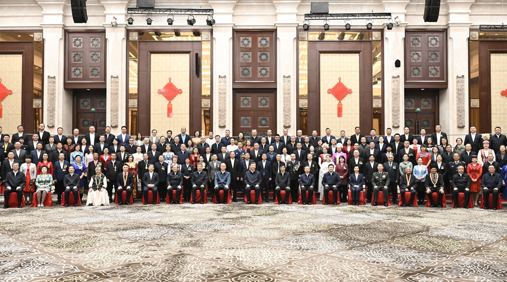 习近平接见新疆各族各界代表