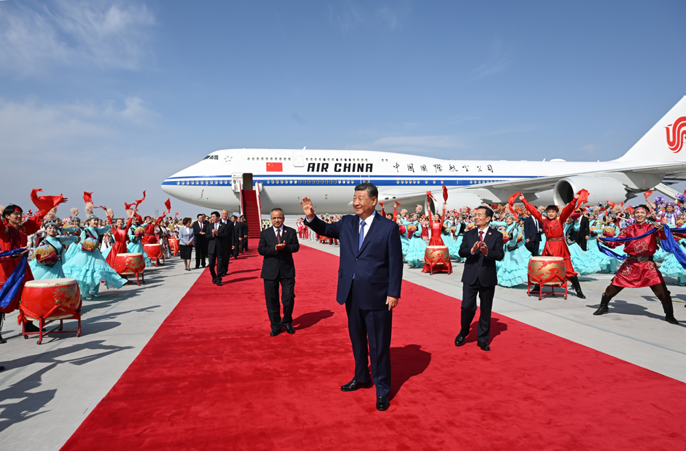 习近平抵达乌鲁木齐 王沪宁蔡奇同机抵达