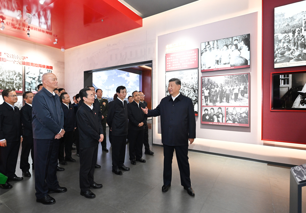 习近平参观新疆维吾尔自治区成立70周年主题成就展