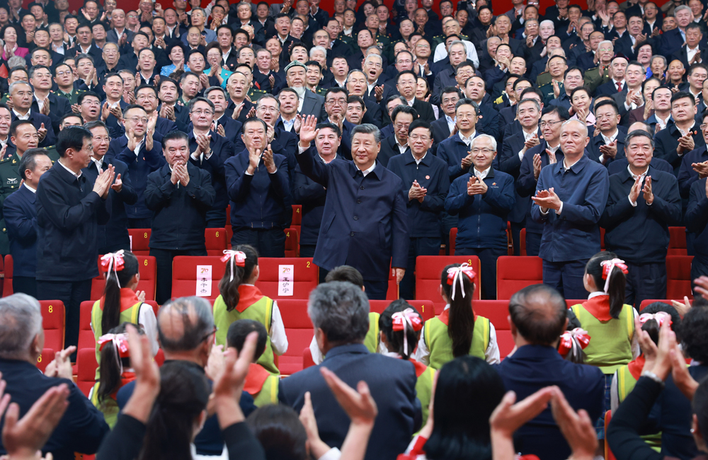 习近平观看庆祝新疆维吾尔自治区成立70周年文艺晚会《美丽新疆》