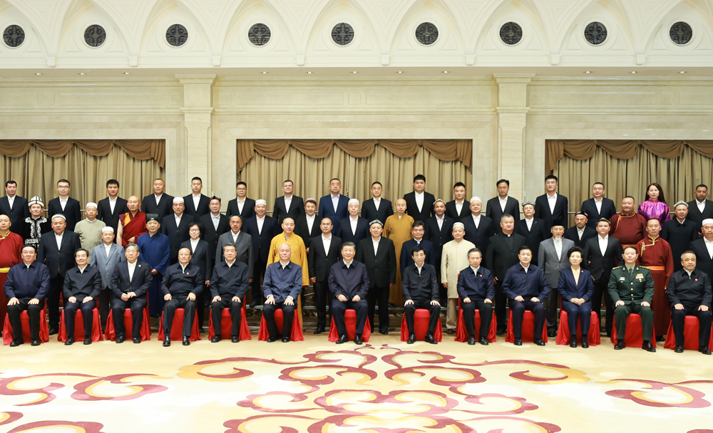 习近平率中央代表团赴乌鲁木齐出席新疆维吾尔自治区成立70周年庆祝活动