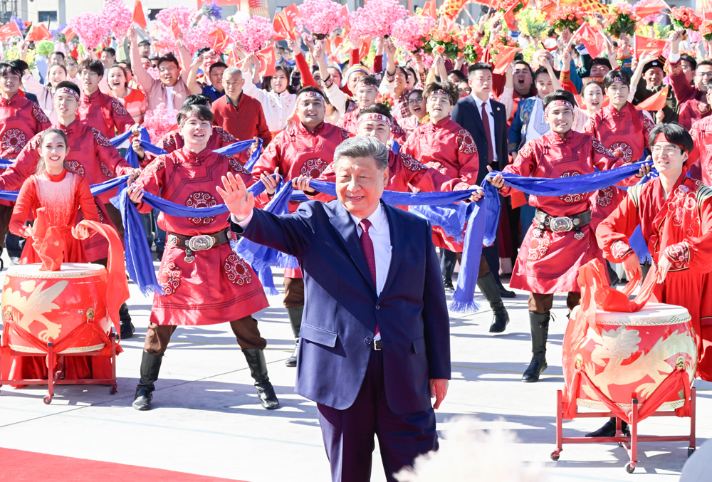 习近平率中央代表团赴乌鲁木齐出席新疆维吾尔自治区成立70周年庆祝活动
