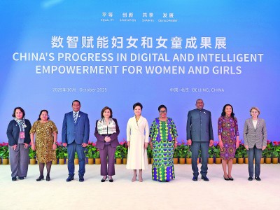 彭丽媛出席全球妇女峰会配套活动“数智赋能妇女和女童成果展”