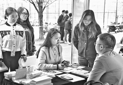 招聘会上揽贤才