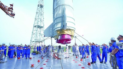 长八甲遥五火箭成功实施转运