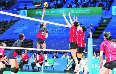 大球小球好戏连台 老将新秀泳池对决 大球小球好戏连台 老将新秀泳池对决