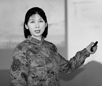 研制胜装备 育强军人才——记国防大学联合勤务学院教授吴艳梅 研制胜装备 育强军人才——记国防大学联合勤务学院教授吴艳梅