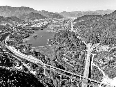 贵州瓮马铁路南延伸线架梁铺轨完成 贵州瓮马铁路南延伸线架梁铺轨完成